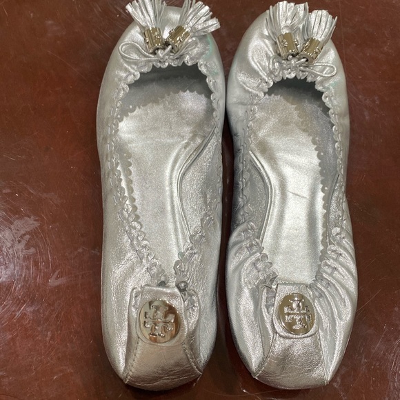 TORY BURCH SILVER LEATHER BALLET FLATS SHOES FESTIVE TASSELS FRONT SIZE 11 NEW - Picture 6 of 16